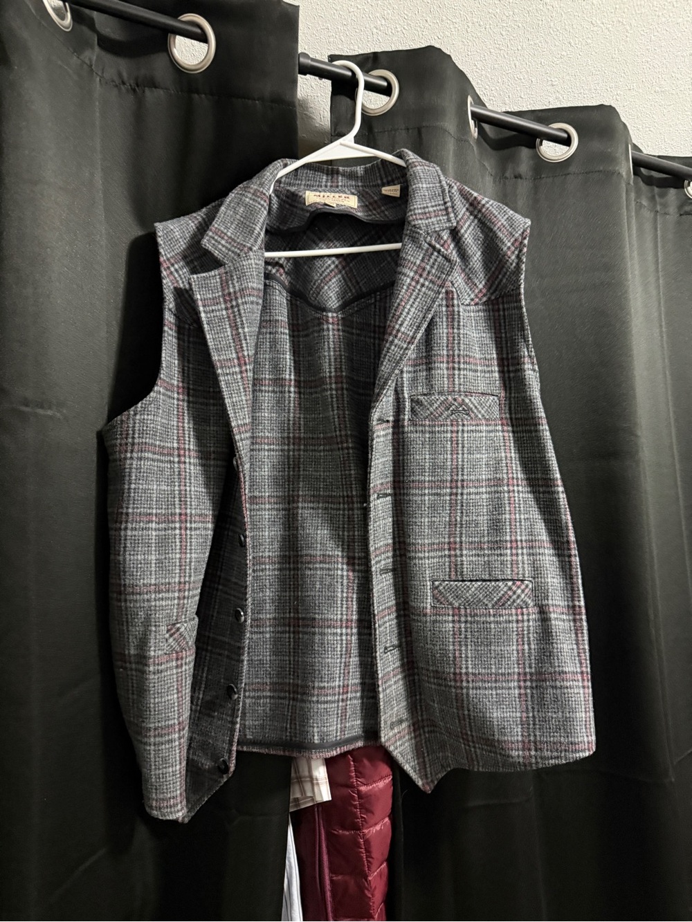 Cinch Men’s Gray Plaid Vest with Subtle Red Windowpane